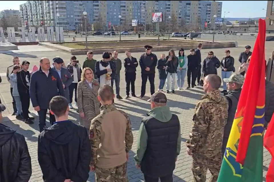 Восемь мужчин отправились из Братска в зону СВО 6 мая. Фото: соцсети мэра Братска Александра Дубровина.