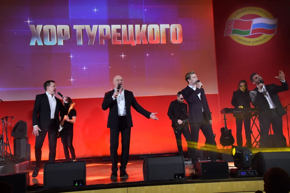 В штаб-квартире ООН сотни людей стоя спели «День Победы» с Хором Турецкого