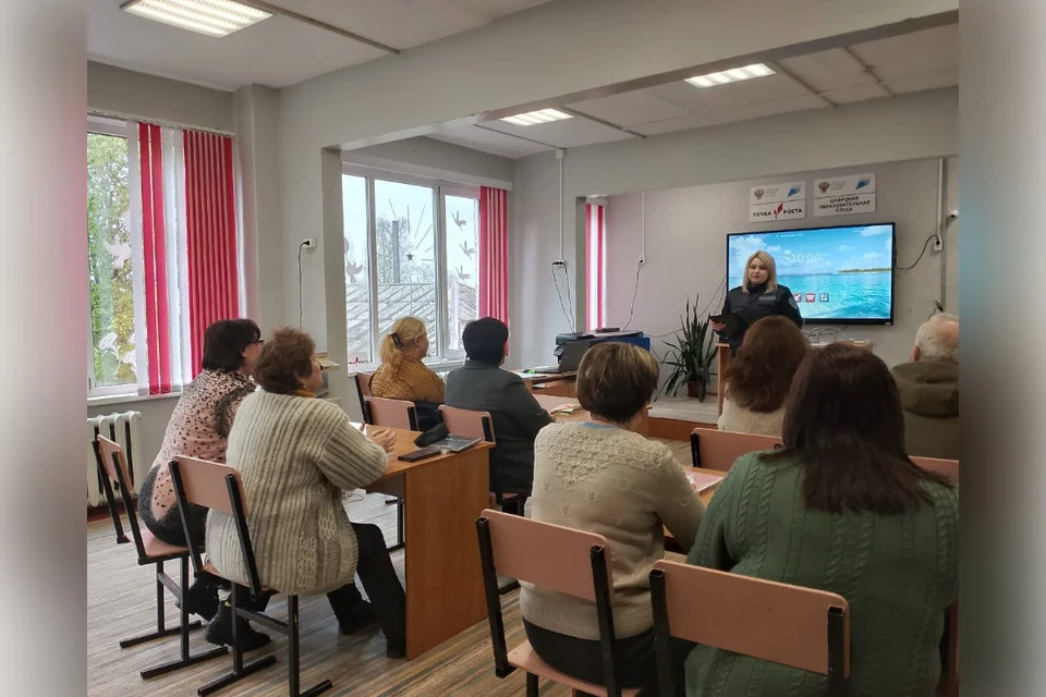 Родители внимательно слушают инспектора. Фото: Госавтоинспекция Тверской области.