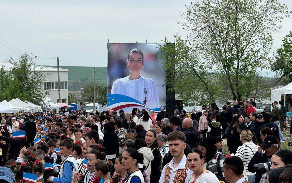 На площадке празднования Хедерлеза в Чадыр-Лунге установлен баннер с изображением главы Гагаузии Евгении Гуцул.