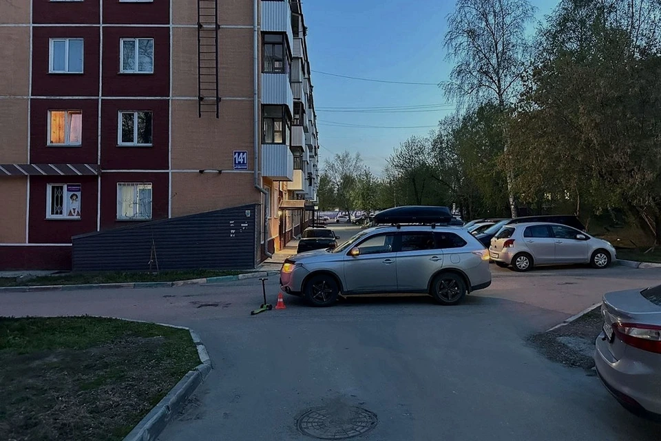 В Новосибирске водитель Mitsubishi сбил во дворе дома 6-летнего самокатчика. Фото: Госавтоинспекция по Новосибирской области