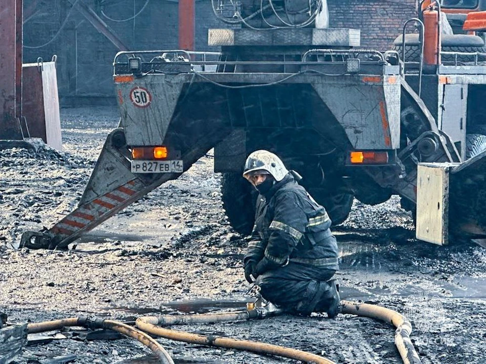 Пожар раскинулся на 300 "квадратов" Фото: ГУ МЧС по РС(Я)