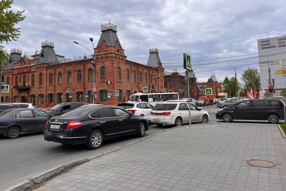 Пробка на перекрестке проспекта Ленина и улицы Гоголя