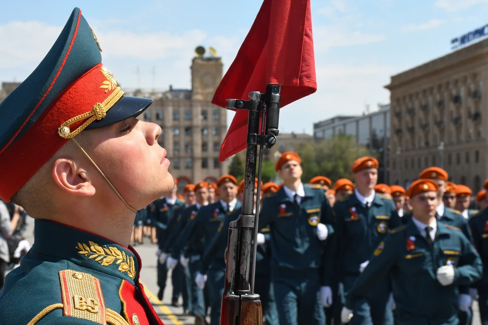 Равняйсь! Смирно! К параду в Сталинграде все готово.