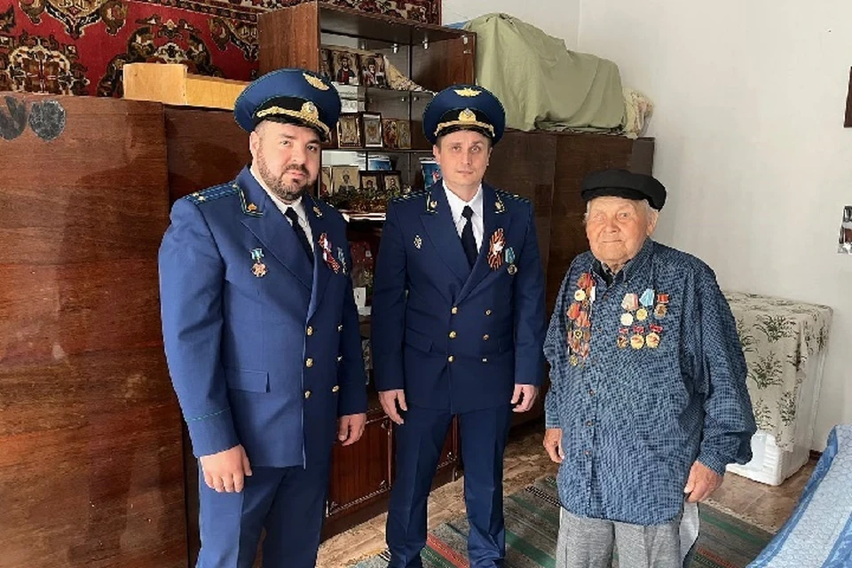 Сотрудники прокуратуры Скадовского района поздравили ветерана с предстоящим праздником. ФОТО: прокуратура Херсонской области