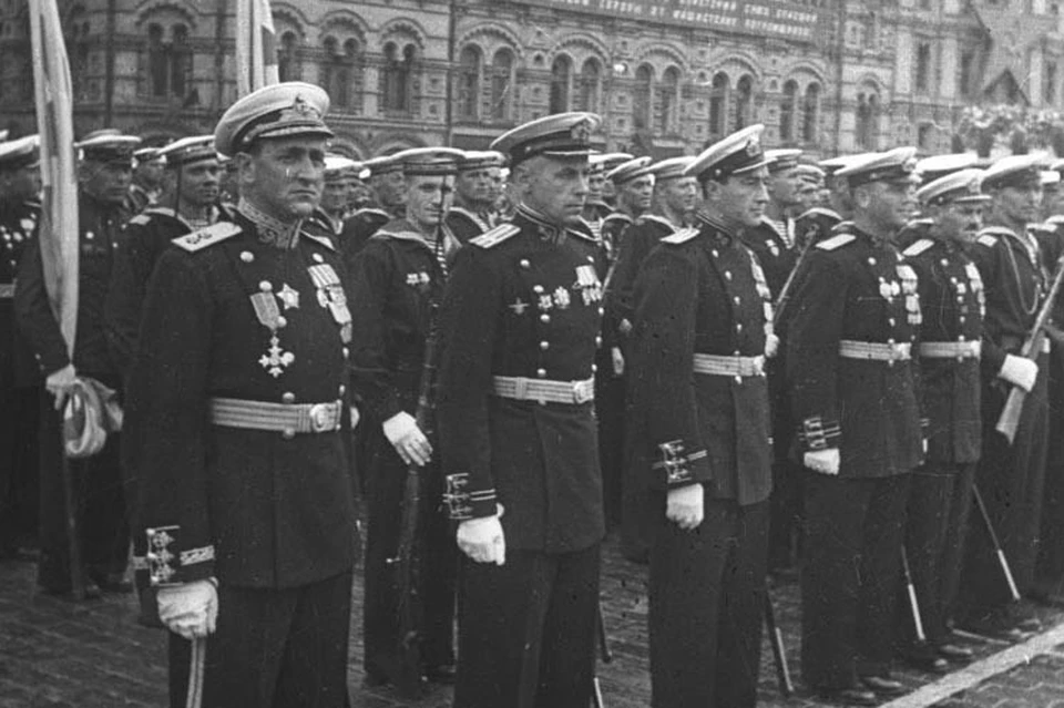 Парадная униформа адмиралов и старших офицеров военно-морского флота СССР на Параде Победителей 24 июня 1945 года. Фото: Picturehistory.Livejornal.com.