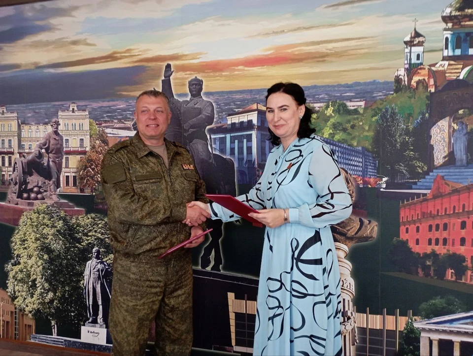 Подпись на соглашении поставила Яна Пащенко. ФОТО: Администрация Луганска