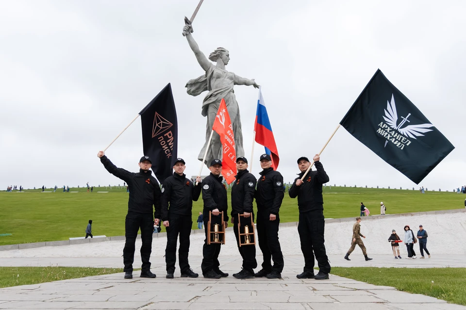 Сотрудники «РМК Поиск» приехали в Волгоград за частичкой Вечного огня. Фото: Андрей Фомин