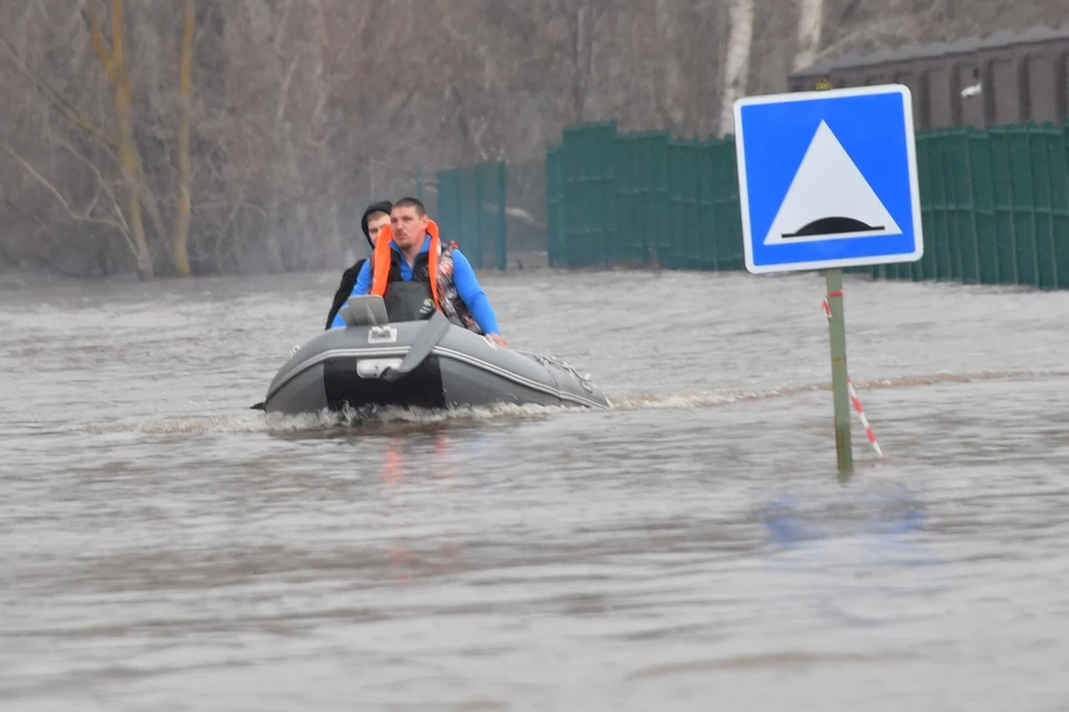 Мост в Саракташском районе до сих пор подтоплен.