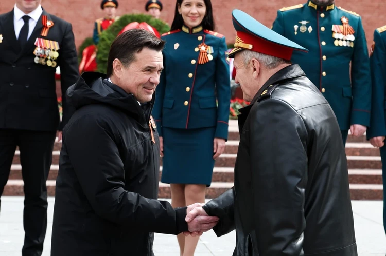 «Величайший праздник»: Губернатор Подмосковья Андрей Воробьёв и бойцы СВО возложили цветы к Могиле Неизвестного Солдата