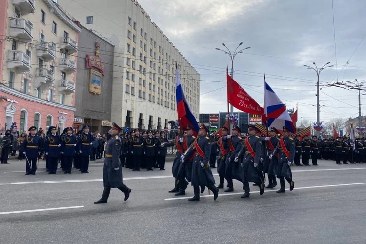 Как проходит Парад Победы в Мурманске 9 мая 2025 года: самые свежие кадры с площади Пять Углов, шествие Бессмертного полка, митинг у «Алеши»