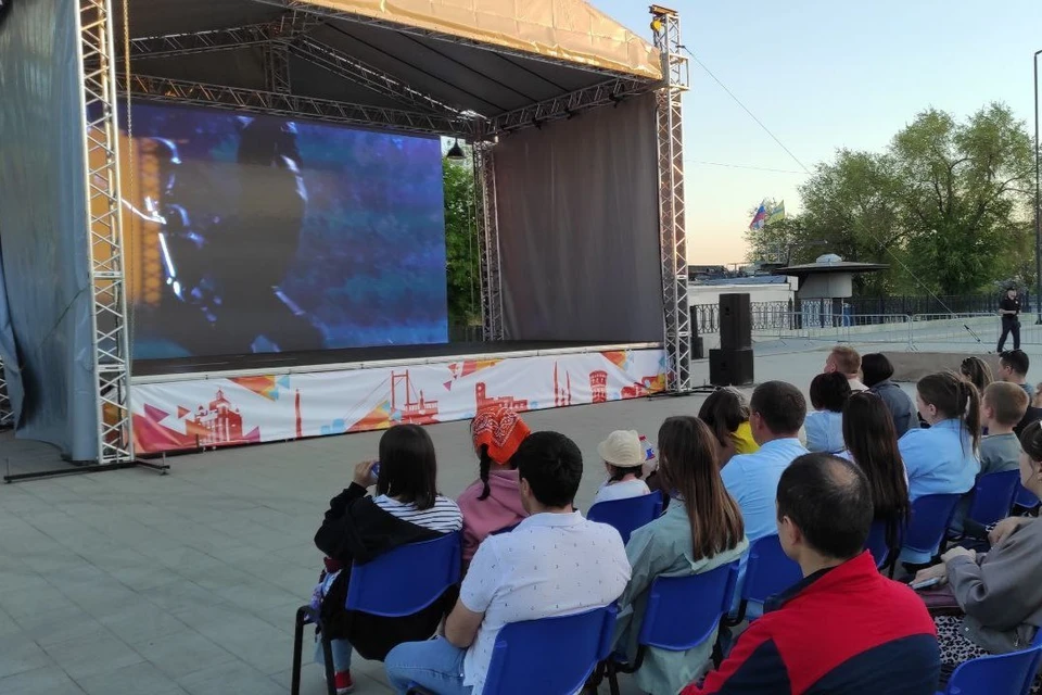 Первый вечер фронтового кино собрал десятки зрителей.