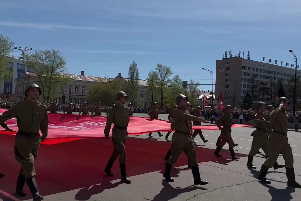 Огромную копию Красного Знамени Победы развернули на параде Победы в Иркутске.