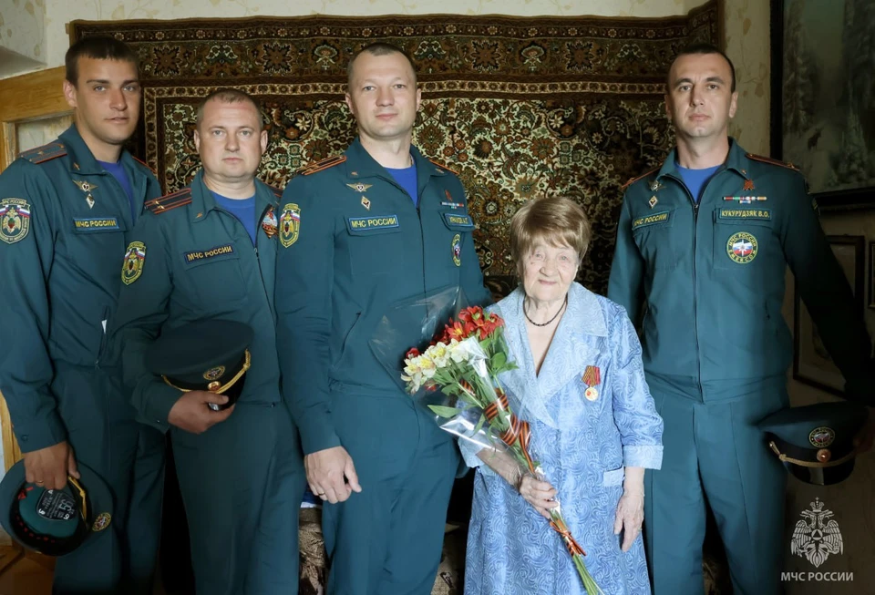 В Запорожской области спасатели поздравили тружеников тыла с Днем Победы. Фото: МЧС Запорожской области