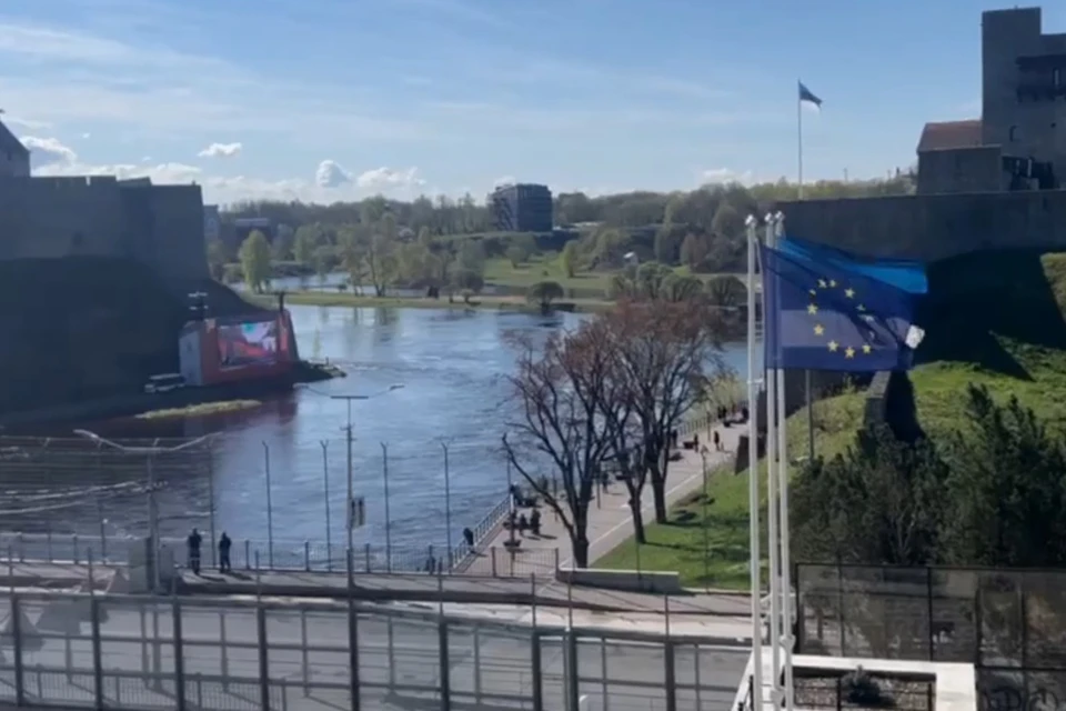 Жителям Нарвы устроили праздник на берегу Ивангорода. Фото: скриншот vkvideo.ru/@online47