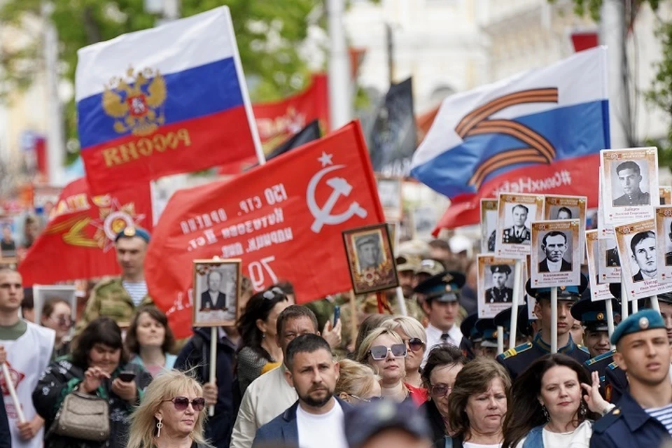 Сотни тысяч людей по всему краю шагают сегодня с портретами героев-защитников Родины. Фото: пресс-службы губернатора СК.