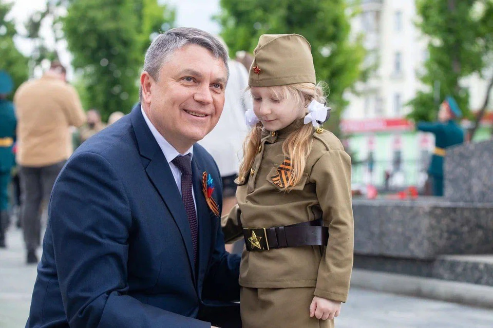 Глава ЛНР Леонид Пасечник обнял маленькую девочку на празднике Победы