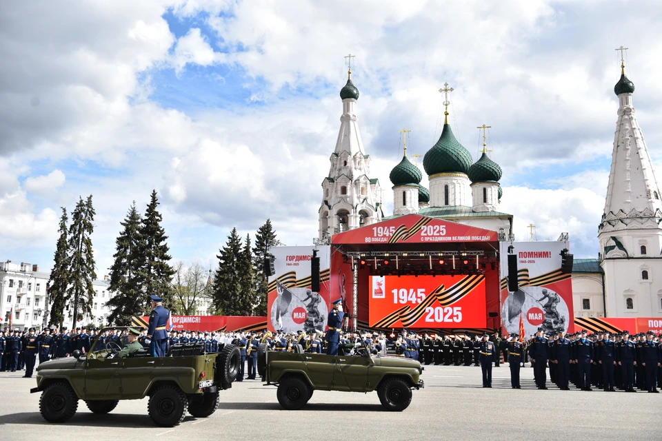В День Победы на Советской площади Ярославля прошел парад.
