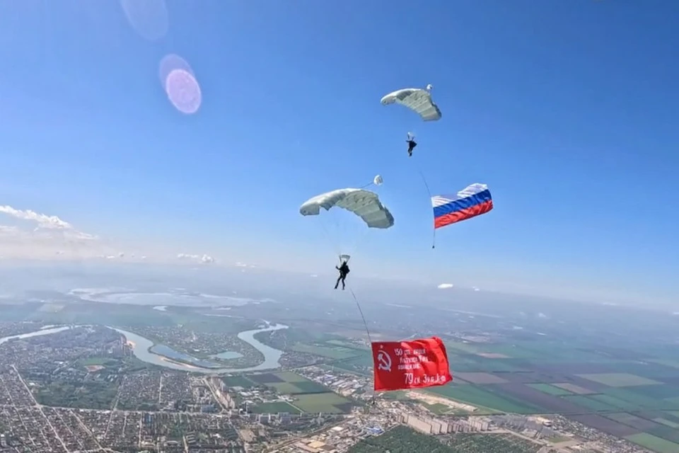 Военные летчики поздравили Краснодар с высоты 3000 метров. Фото: скрин с видео
