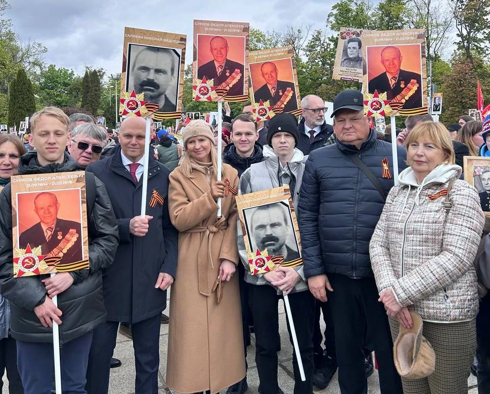 В акции вместе со своей семьей принял участие губернатор Алексей Беспрозванных.