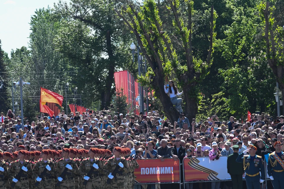 Желающих посмотреть парад было много, но разглядеть что-то из-за спин других смогли не все.