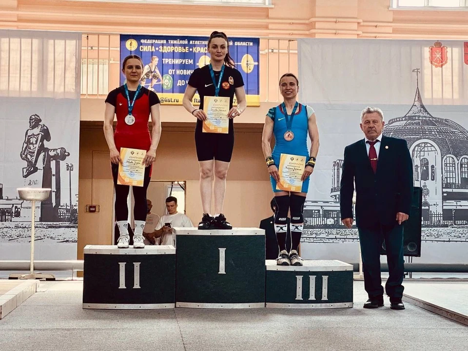 Спортсменка Екатерина Кистрина на пьедестале соревнований (крайняя справа)
