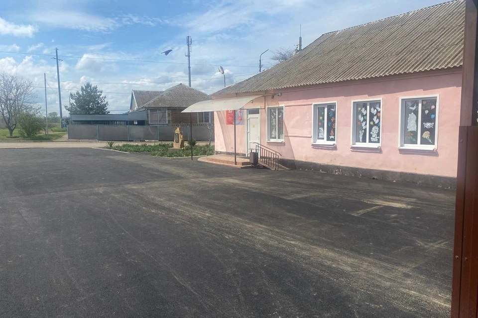 Рабочие заасфальтировали площадь вокруг здания. Фото: администрация Новоалександровского округа