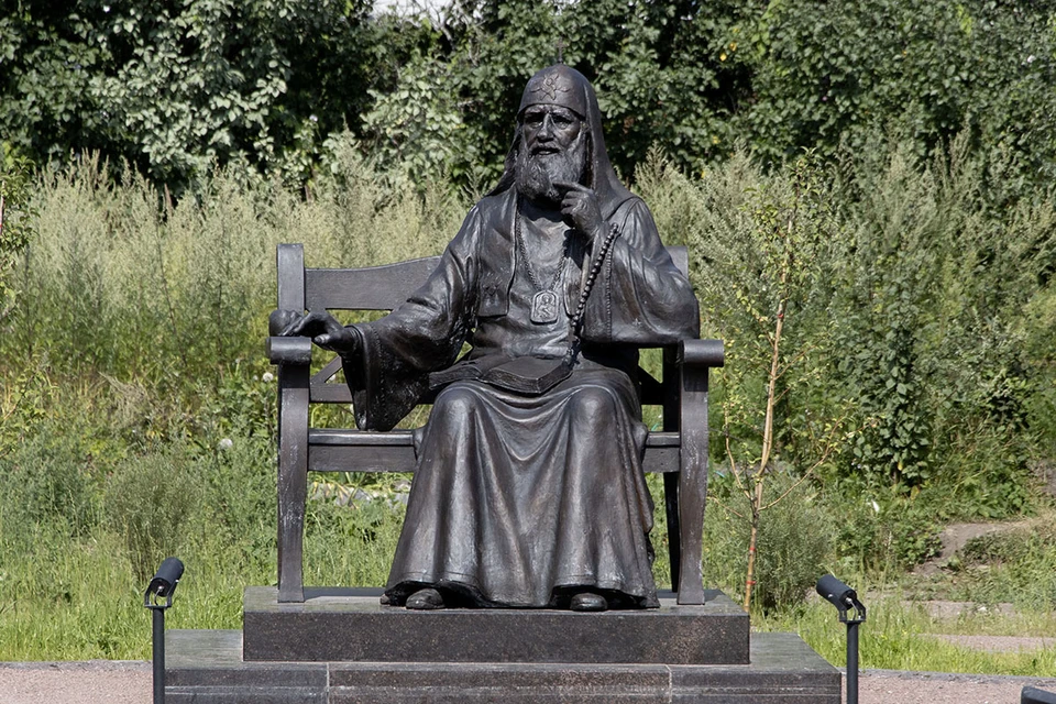 Памятник патриарху Тихону в Торопце