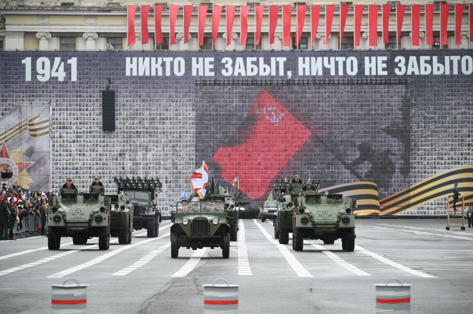 К юбилею Победы районные администрации установили именные информационные таблички из латунного сплава по адресам проживания ветеранов.