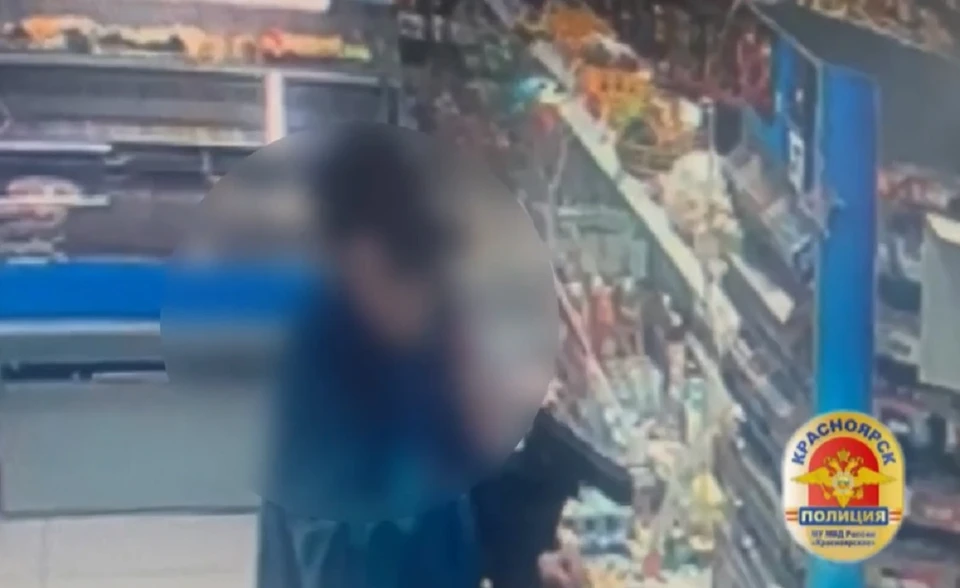 В Красноярске мужчина, угрожая пистолетом, похитил бутылку пива. Скриншот: видео краевого МВД