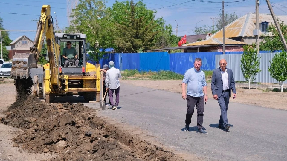 Глава Приволжского района Астраханской области Дмитрий Мазаев проверил ход строительных работ в посёлке Новоначаловском