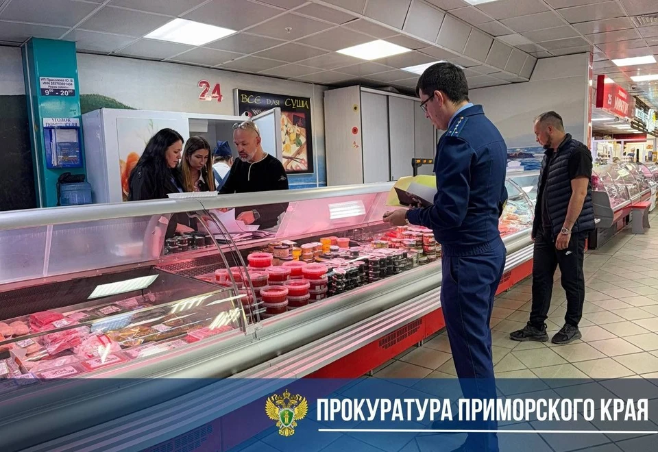С проверкой на рынок нагрянули сотрудники прокуратуры и Россельхознадзора. Фото: прокуратура Приморья