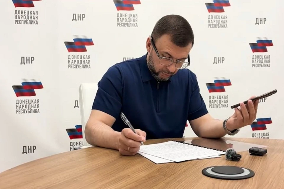 Глава ДНР Денис Пушилин связался по телефону с генеральным директором компании «Вода Донбасса» Андреем Григорьевым. Фото: ТГ/Пушилин