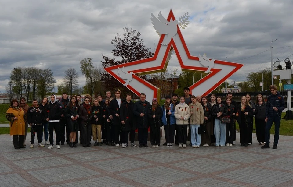 Руководство, преподаватели и студенты института почтили память павших в боях за Родину воинов. Фото: Екатерина РОМАНОВА