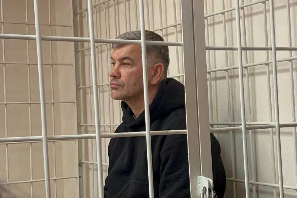 Главу Минпромторга Новосибирской области Андрея Гончарова доставили в суд для избрания меры пресечения.