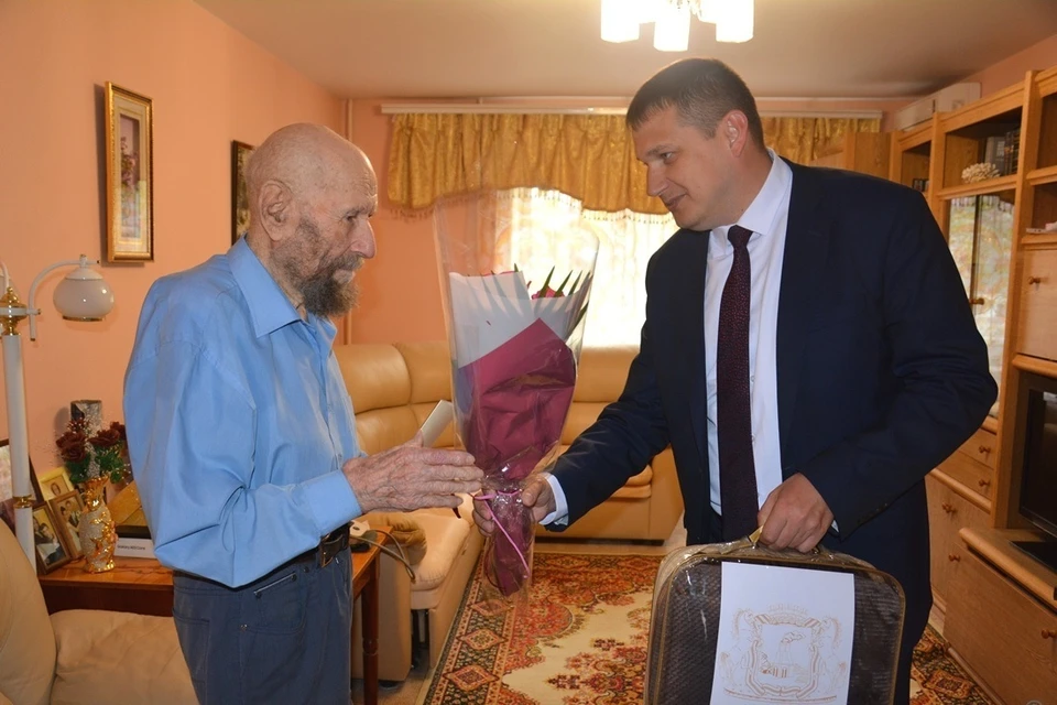 Ветерана поздравили с праздником