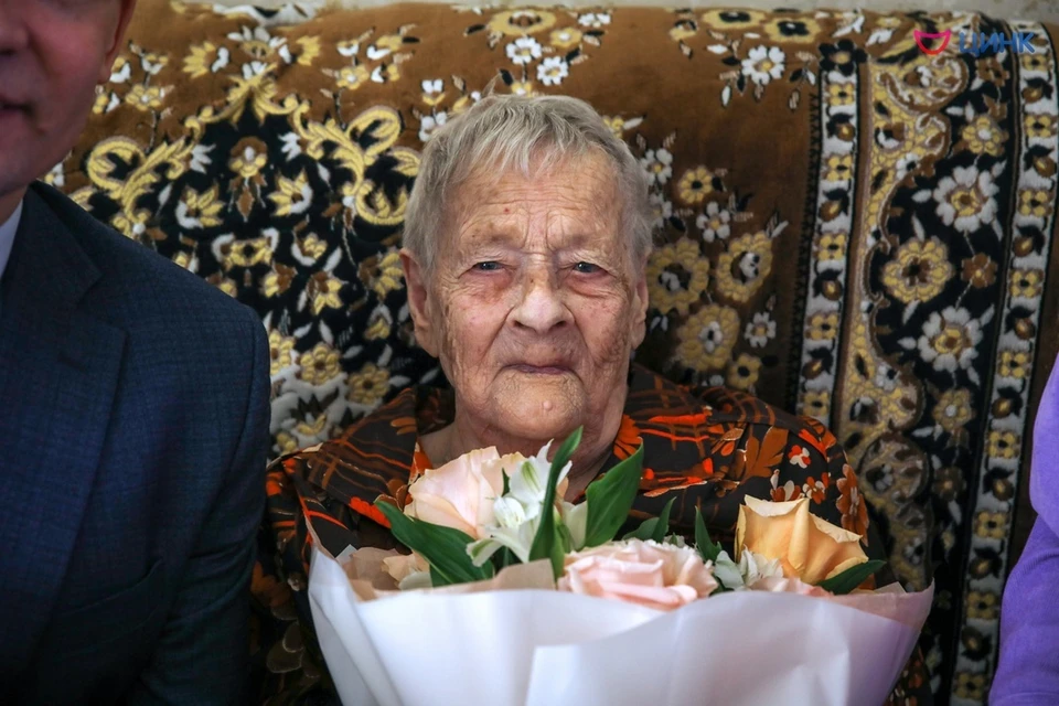 Татьяне Медведевой вручили цветы и подарки. Фото: ЦИНК Кольцово