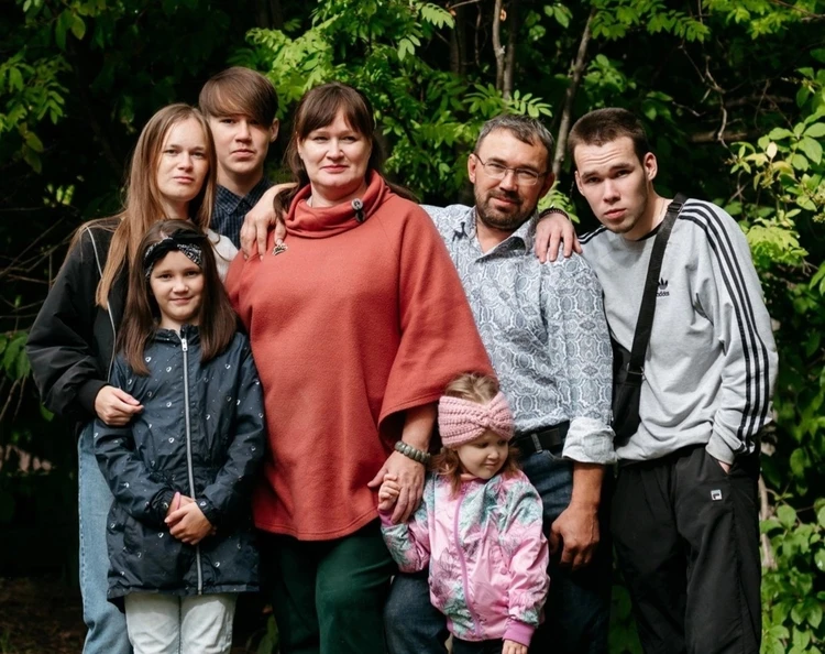 «С двойками и порванными штанами – они все-равно наши дети»: пять вопросов о родительстве и многодетности маме пятерых детей