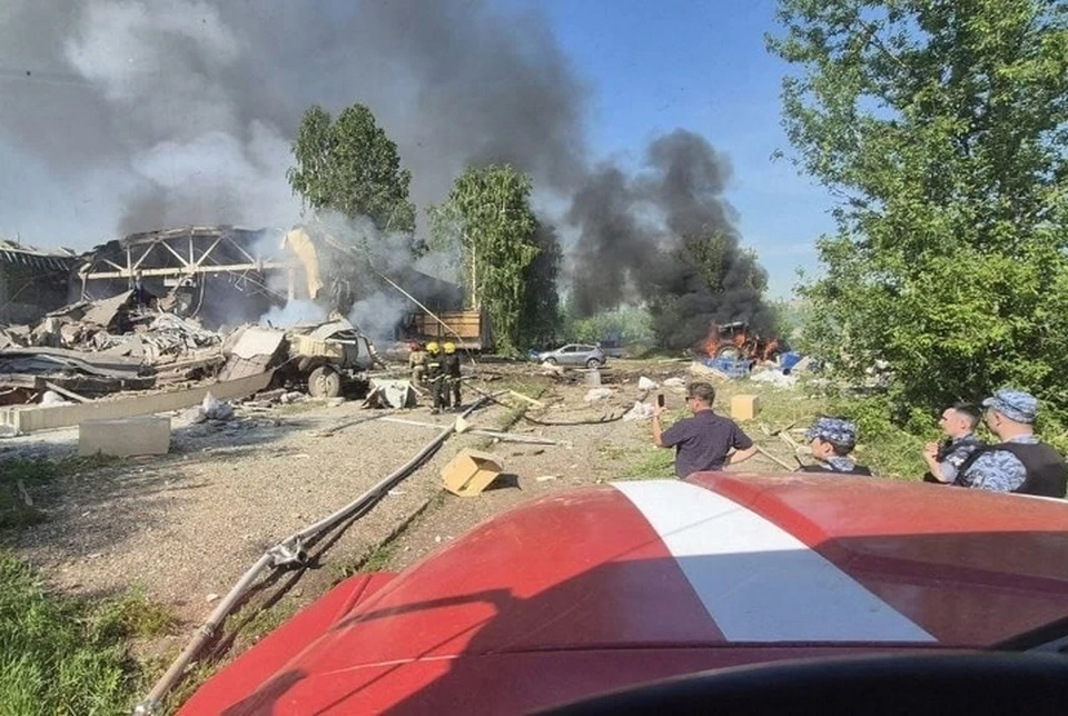 Пожар случился в цеху по производству парафина. Фото: МЧС по РБ