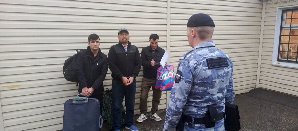 Шестерых мигрантов, включая экс-зэков, рязанские силовики выдворили из России. Фото: УМВД по Рязанской области.