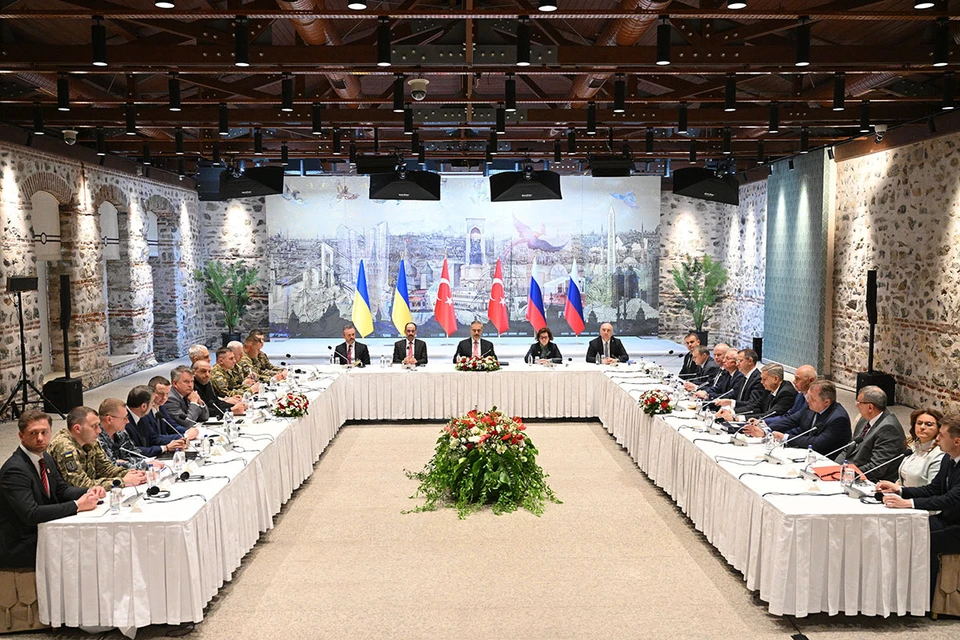 Мирные переговоры России и Украины, которых с трепетом ждал весь мир, продлились меньше двух часов. Фото: Рамиль Ситдиков/POOL/ТАСС