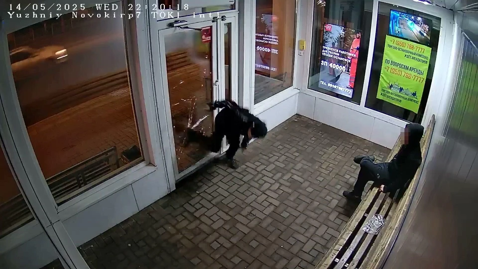 Фото: скриншот видео с камеры видеонаблюдения на остановке