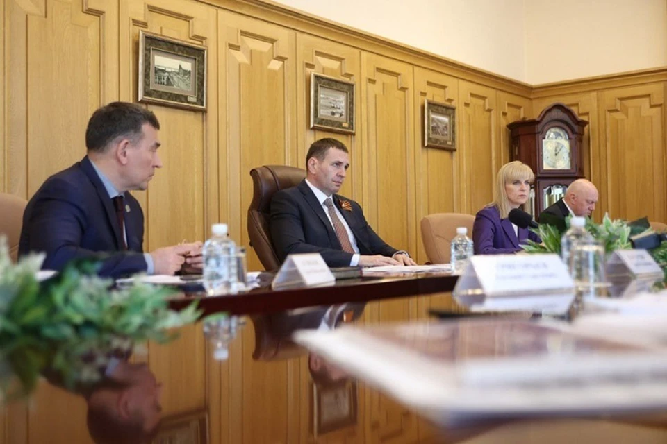 Дмитрий Демешин провел рабочую встречу с руководителями «ДальТрансУголь» и «ВаниноТрансУголь» Фото: Антон Шевченко