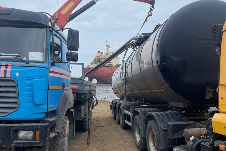 С китайского балкера, севшего на мель в Невельске, начали откачивать нефть