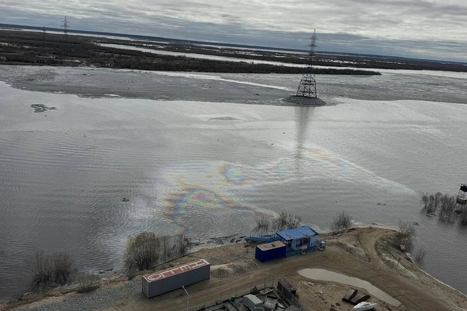 Радужная пленка на воде: в районе 203 микрорайона Якутска обнаружили разлив нефтепродуктов. Фото: t.me/ecoyakutia