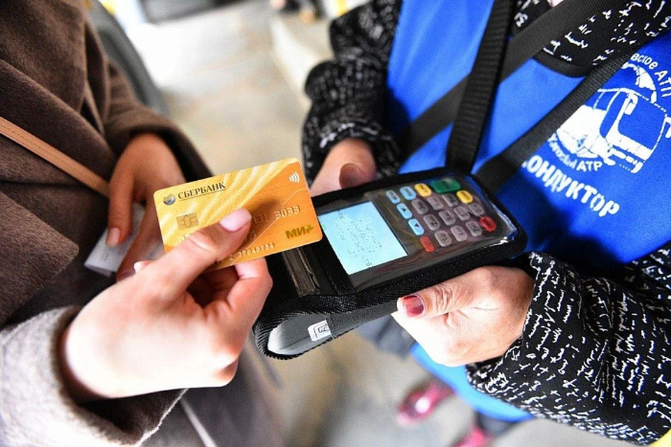 Сервис позволяет оплачивать картой льготный проезд в автобусах и троллейбусах Кирова и еще 19 районов. Фото: пресс-служба правительства Кировской области