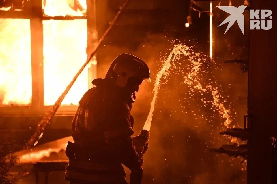 В пожаре, охватившем четыре дачных дома в Рязани, погиб человек.