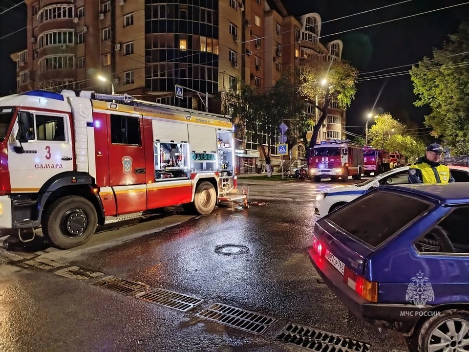 На тушение пожара в квартире на шестом этаже дома ушло около часа
