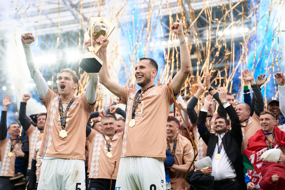 Долгожданный кубок за победу в чемпионате - в Калининграде!