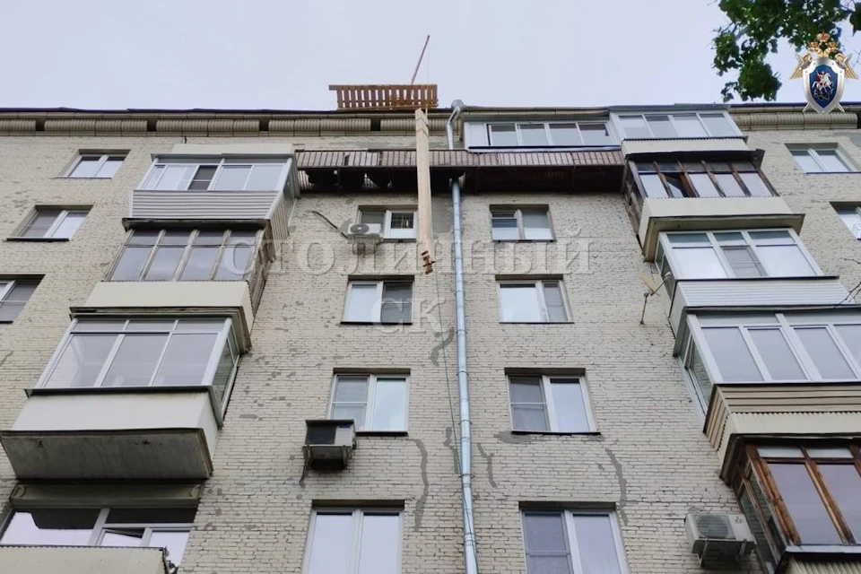 В столице рабочий сорвался с крыши дома и погиб